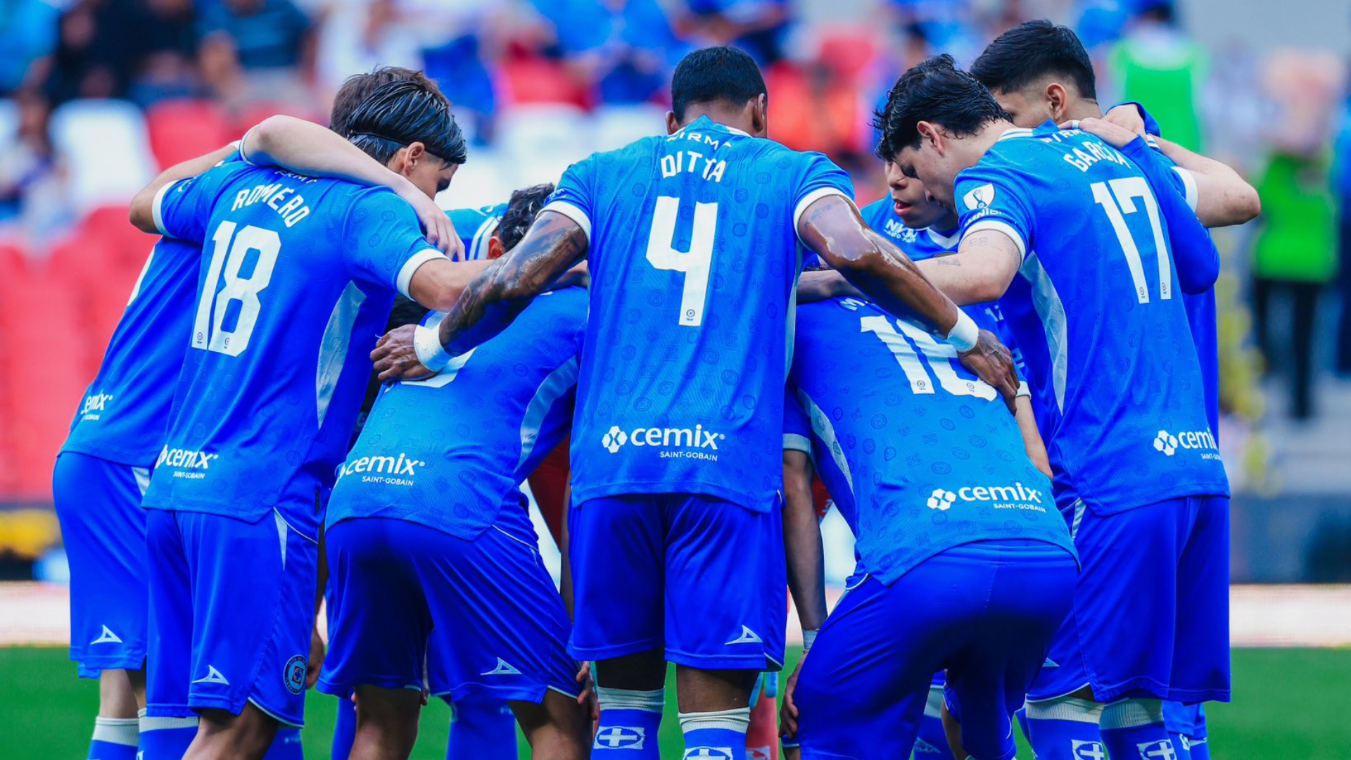 Jugadores de Cruz Azul en un partido de Liga MX